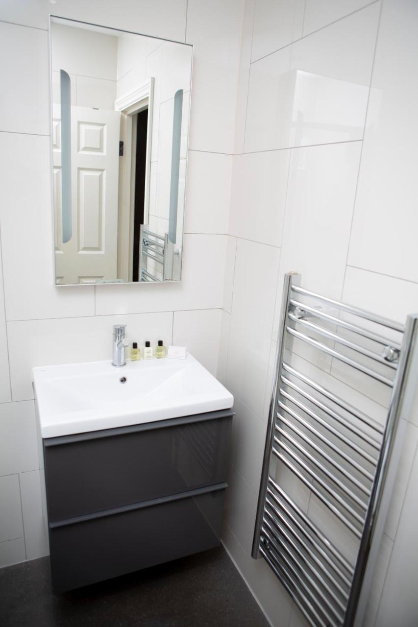 Apt 1, Trafalgar Square 1St Floor By Indigo Flats 런던 외부 사진